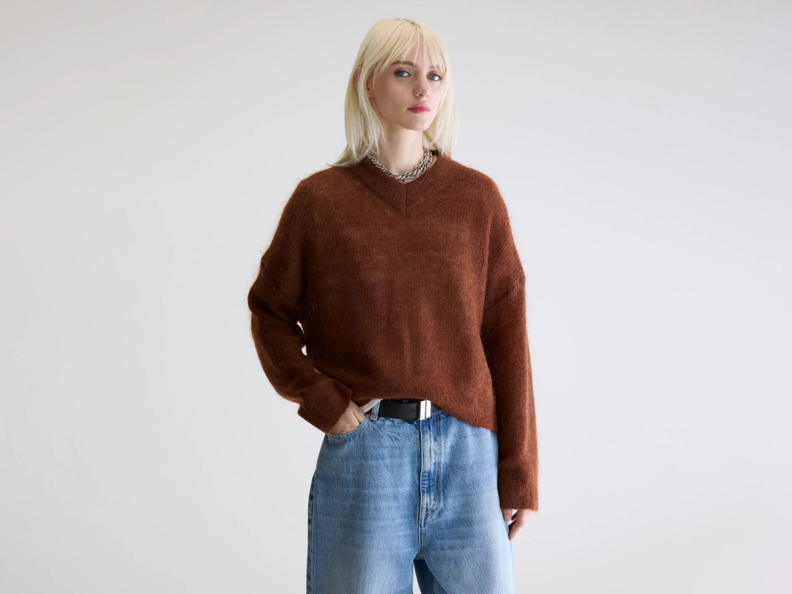 BW25291820K1050U-120_1_8e902444-8cb6-433d-8535-e77e62edb035.jpg Arcy v-neck sweater (252 / W / SUEDE) - Image 1